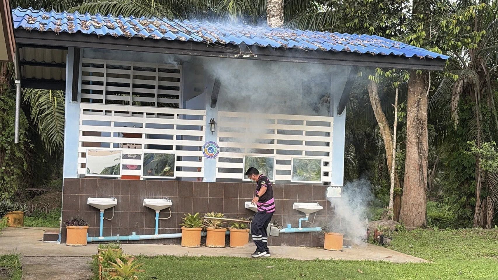 ฉีดพ่นหมอกควันกำจัดยุงลายเพื่อป้องกันการระบาดของโรคไข้เลือดออก
