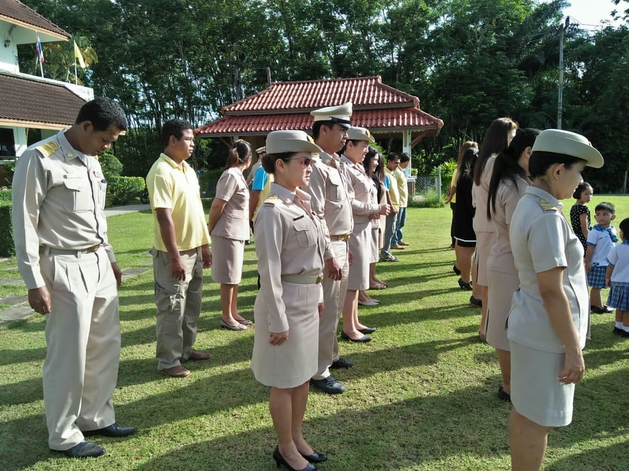 การเข้าแถวเพื่อแสดงความจงรักภักดีต่อชาติและการรับนโยบาย