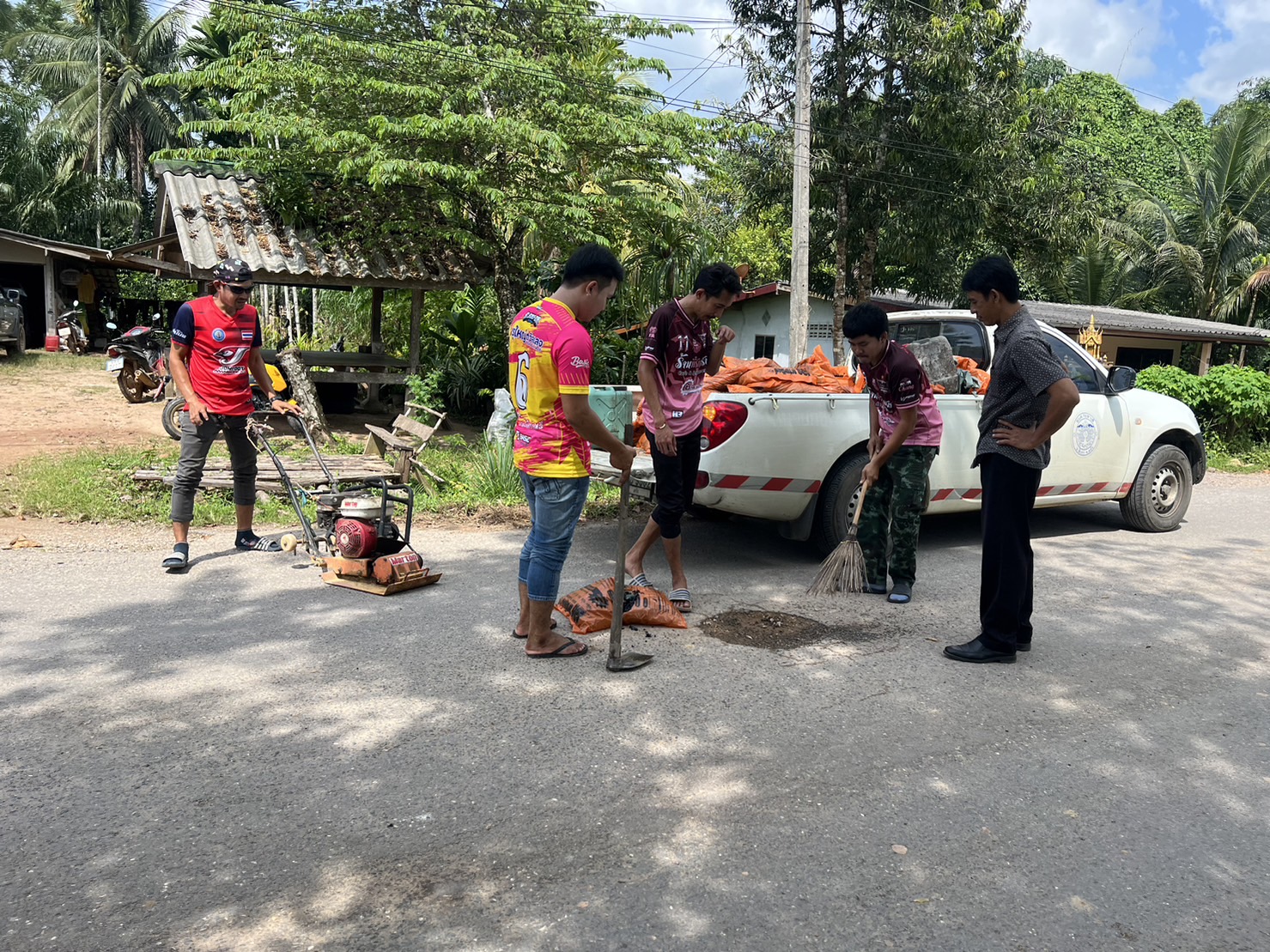 ซ่อมแซมผิวถนน บริเวณถนนหมู่ที่ 4 และหมู่ที่ 2 